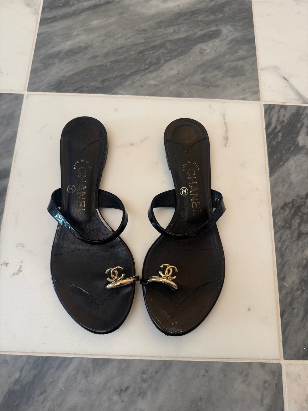 CHANEL Black Patent Leather Gold CC Toe-Ring Sandals